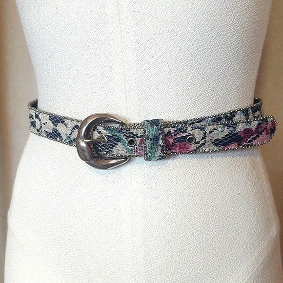 Vintage Floral Lace Belt With Silver Trim and Buckle - Small - Picture 2 of 9